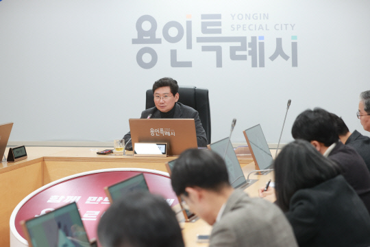 이상일 용인특례시장이 17일 시민체감 생활밀착형 사업보고회를 주재했다./사진제공=용인특례시